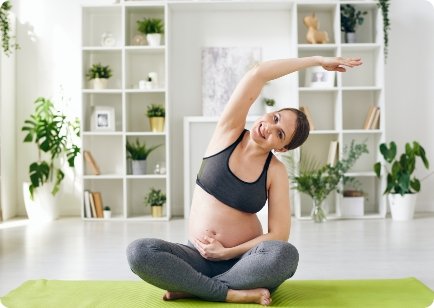 pregnant woman practicing yoga 3N6EAJ 4